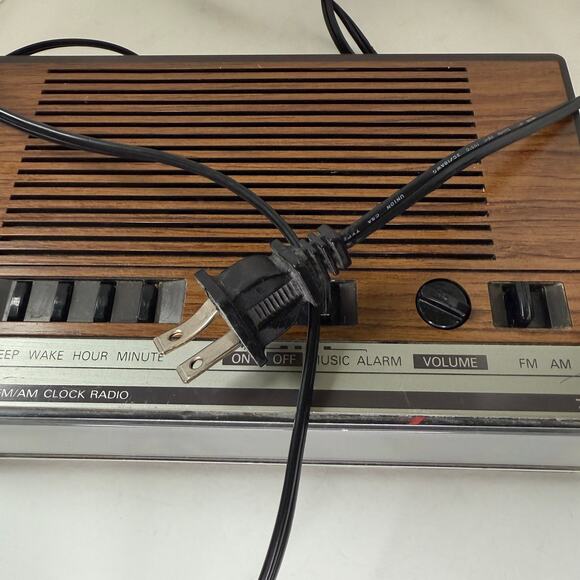 Vintage 7-4624 GE General Electric Alarm Clock AM/FM Radio Wood Grain TESTED - Picture 4 of 7